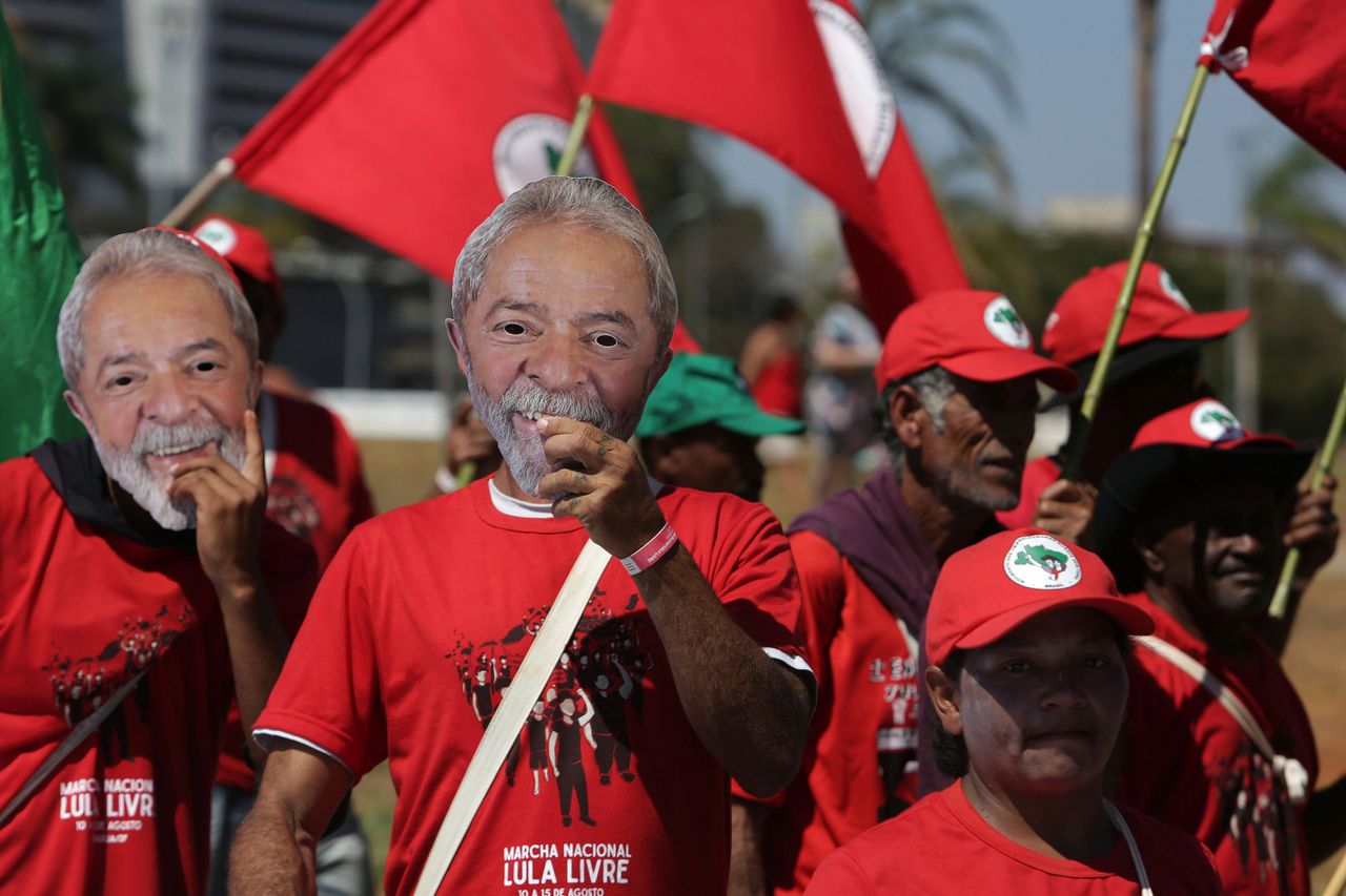 Aanhangers van oud-president Lula vragen om zijn vrijlating tijdens een protestmars dinsdag in Rio de Janeiro. Lula zit sinds april in de gevangenis voor corruptie.