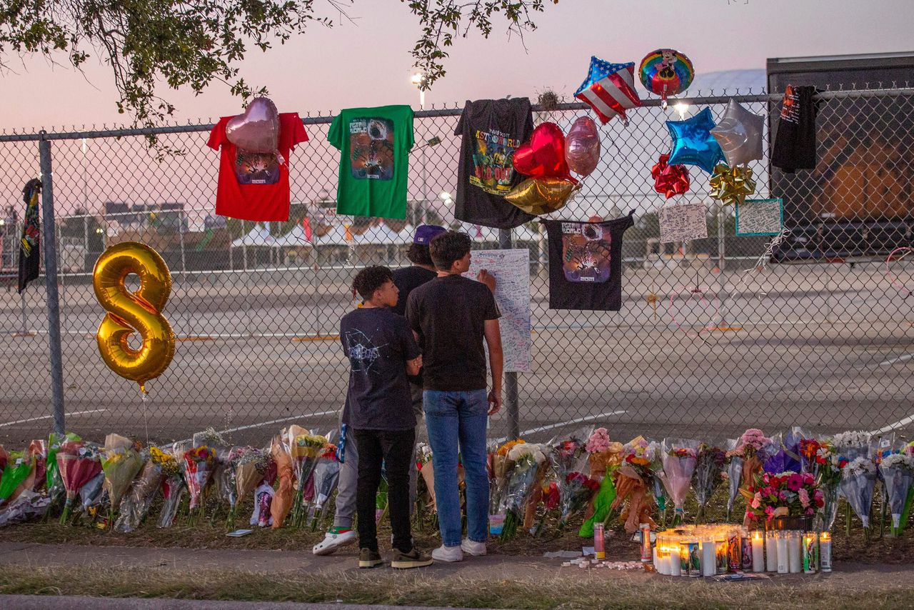 Een geïmproviseerde herdenkingsmuur buiten het festivalterrein in Houston, waar afgelopen vrijdag acht concertgangers om het leven kwamen.