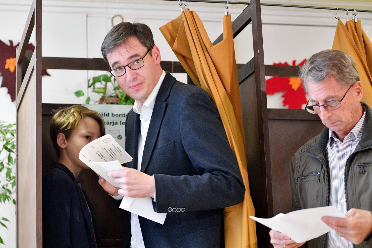 Gergely Karacsony, kandidaat van de oppositie, zondag in een stemlokaal in Boedapest.