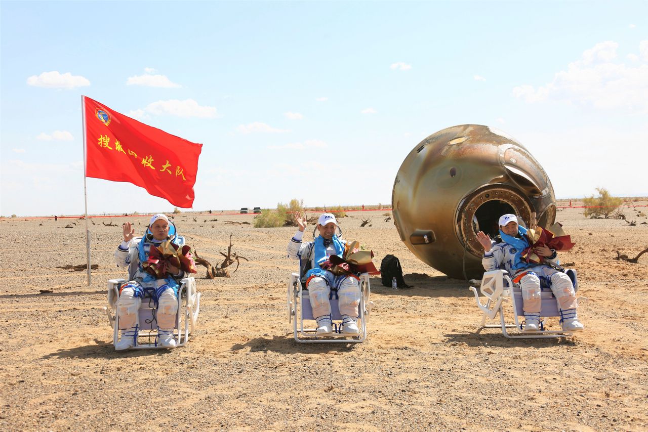 Chinese astronauten Nie Haisheng, Liu Boming en Tang Hongbo na de landing van hun capsule in Binnen-Mongolië
