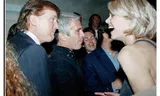 Op een van de ongedateerde foto uit het dossier van Epstein, vorige week vrijgegeven door de Democraten in de Toezichtscommissie van het Huis van Afgevaardigden, staat Donald Trump naast Jeffrey Epstein, pratend met een onbekende vrouw.