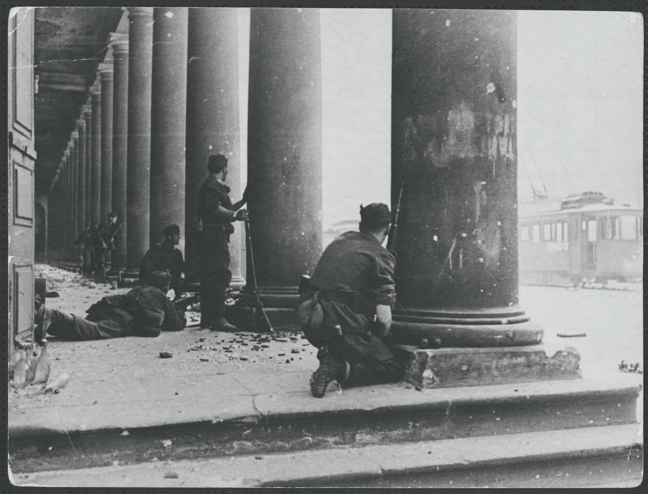 Duitse soldaten verschansen zich in het ’operagebouw van Warschau’, tijdens de opstand in 1944.