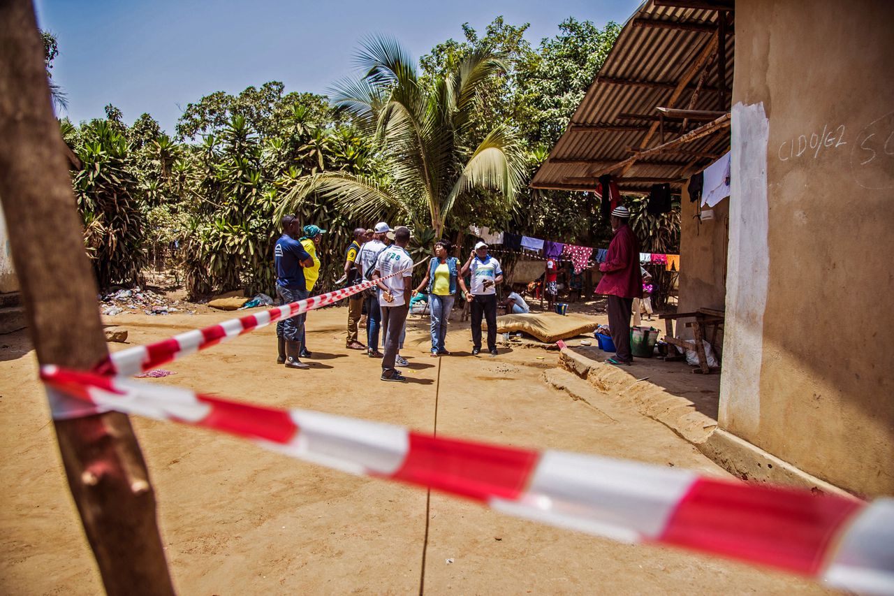 Gezondheidswerkers gaan langs huizen in Sierra Leone tijdens de driedaagse quarantaine in het hele land. Tijdens die periode ging medisch personeel huis aan huis om iedereen te controleren.