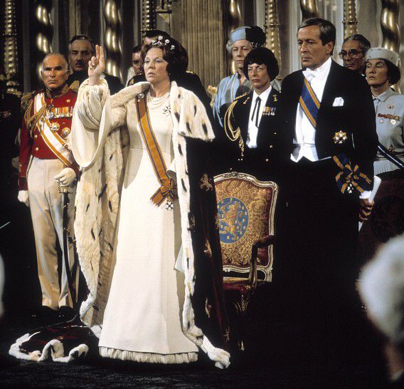 Koningin Beatrix legt de eed af in 1980. Daarna volgden ook de toenmalige Kamerleden (behalve de vijftien die destijds thuisbleven).