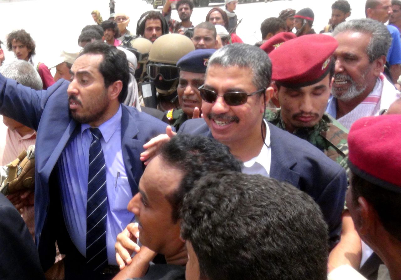 De Jemenitische premier en vice-president Khaled Bahah arriveert begin augustus in Aden. Op dit archiefbeeld loopt Bahah (met zonnebril) over het vliegveld.
