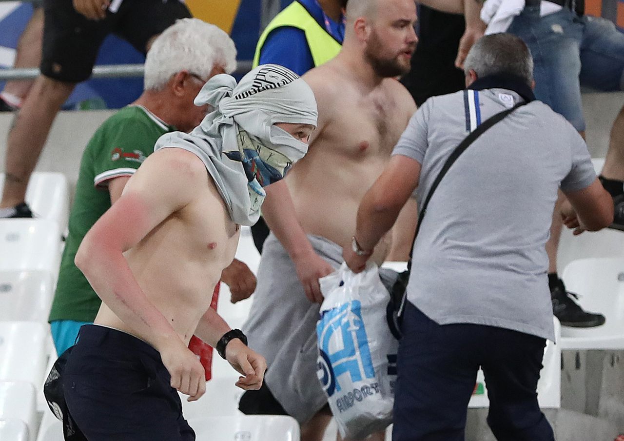 Een Russische supporter gebruikt zijn shirt als een soort bivakmuts alvorens op neutrale en Engelse supporters af te stormen.