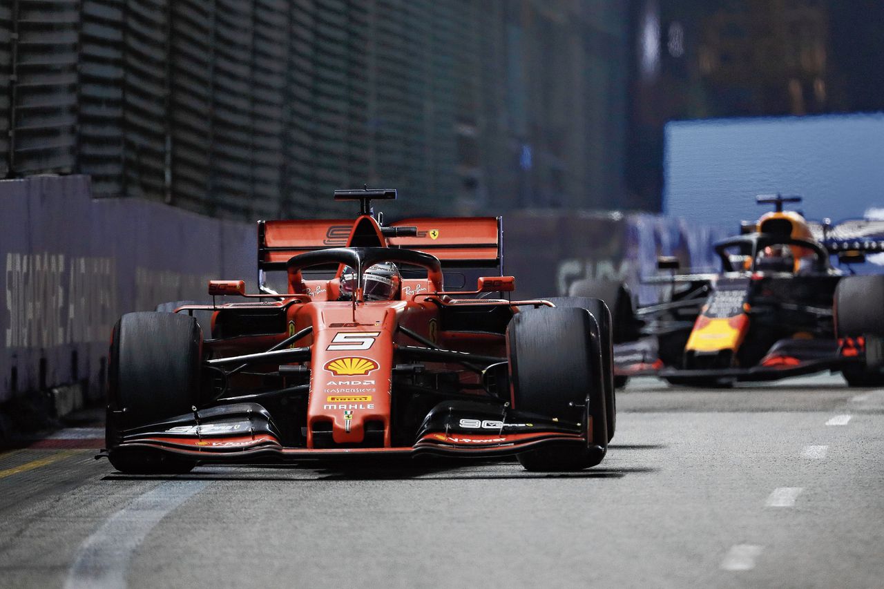 Sebastian Vettel op weg naar de zege in de GP van Singapore.