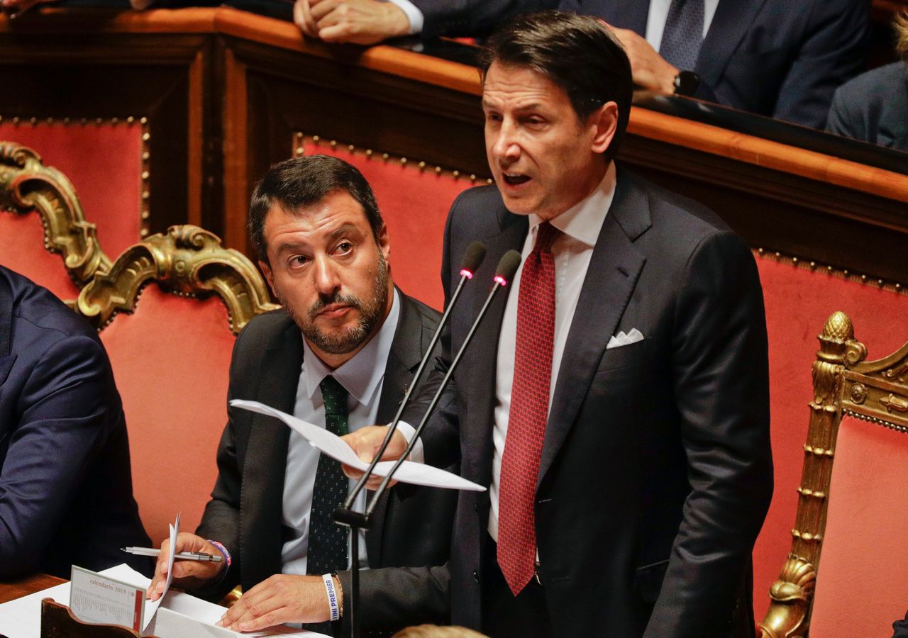 De Italiaanse premier Giuseppe Conte (staand) kondigt dinsdag in de Senaat zijn aftreden aan. Hij haalde hard uit naar zijn vicepremier Matteo Salvini (links).