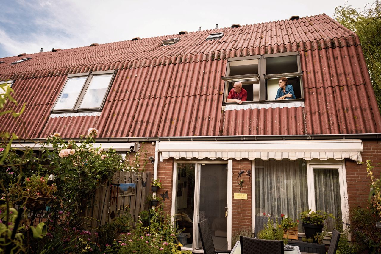 Ron en Miranda Schell moeten het asbestdak van hun huis in Rotterdam vervangen. „Het enige positieve is dat we als buurt veel hechter zijn geworden.”