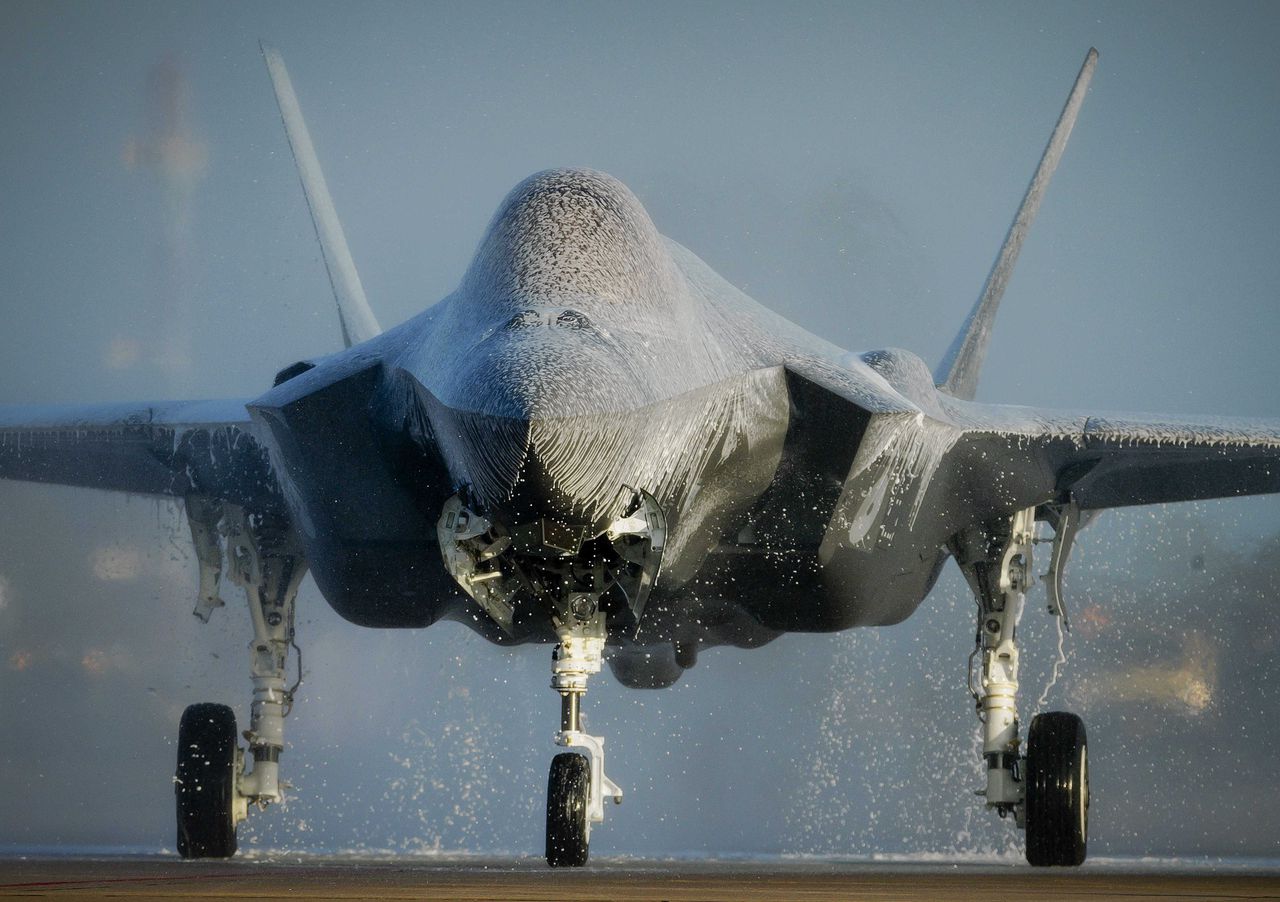 De eerste F-35 wordt na landing op de vliegbasis Leeuwarden met blusschuim onthaald. Het is nog onduidelijk of dit de stealth-coating heeft beschadigd.