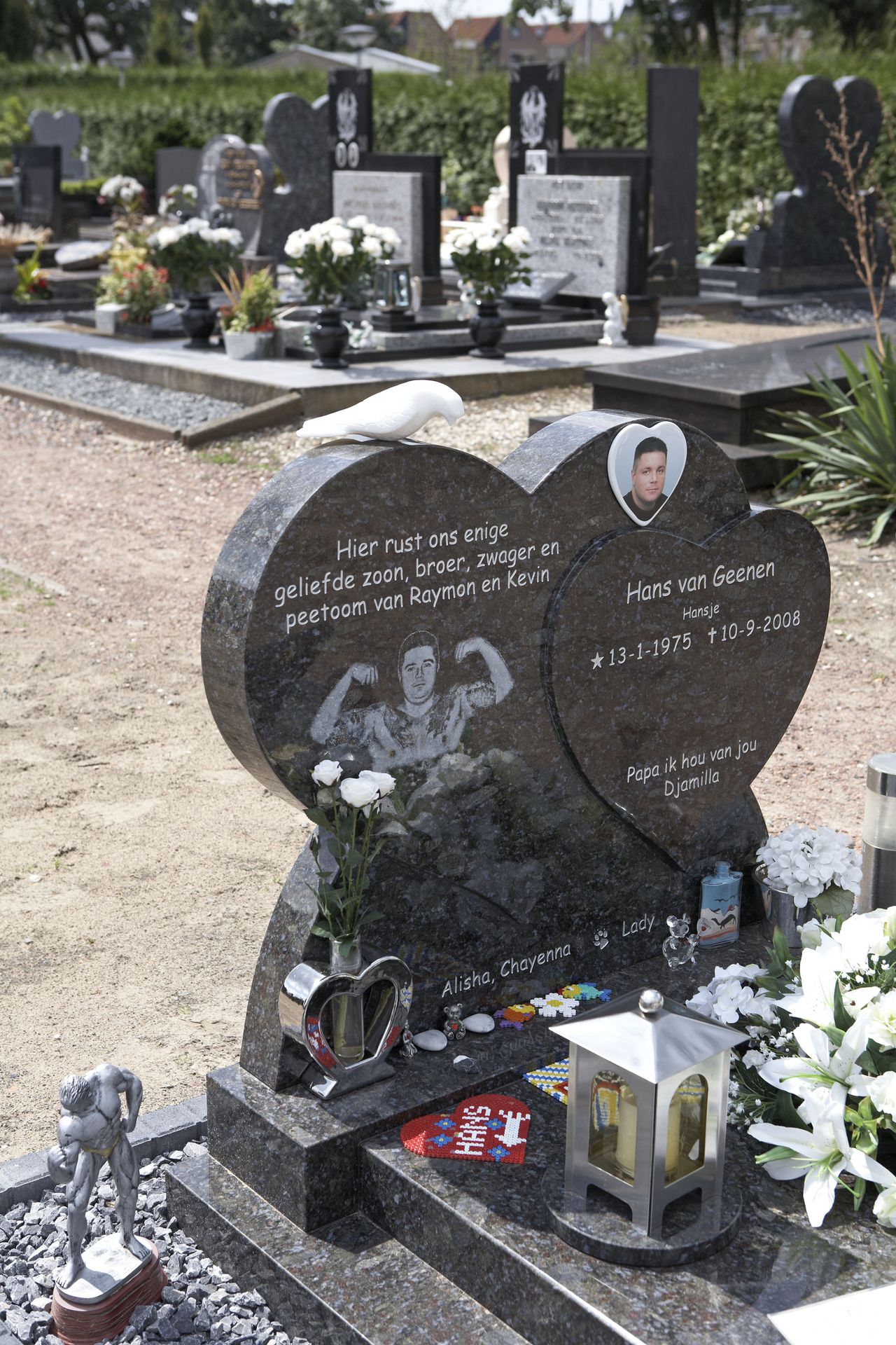Foto (links)Het graf van Hans van Geenen in Oss. Oss, 28 juli 2009 Het graf van de drugshandelaar Hans van Geenen op begraafplaats "Eikenboomgaard". Foto: Walter Herfst