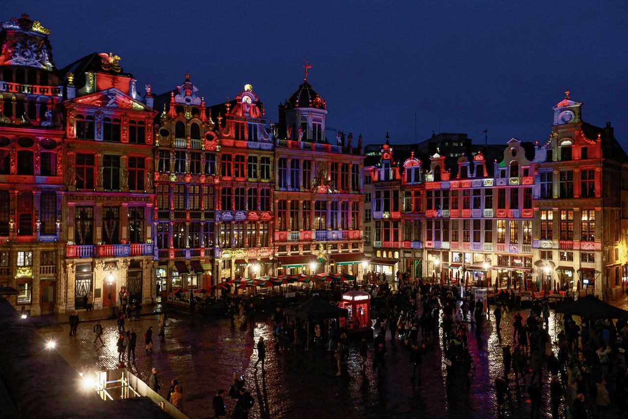 Gebouwen op de Grote Markt in Brussel zijn verlicht in kleuren van de Britse vlag, op het plein is een Britse telefooncel geplaatst. Met een ‘Brussels Calling’-evenement wil de stad haar lange vriendschap met de Britten eren.