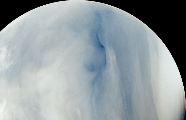 Het wolkendek van Venus, op een infraroodfoto door de Japanse Venussonde Akatsuki van oktober 2016. De (koele) wolken zijn wit, de (warme) ondergrond blauw ingekleurd.