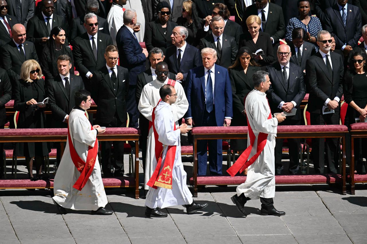 Uitvaartmis paus Franciscus voorbij, kist in processie naar laatste ...
