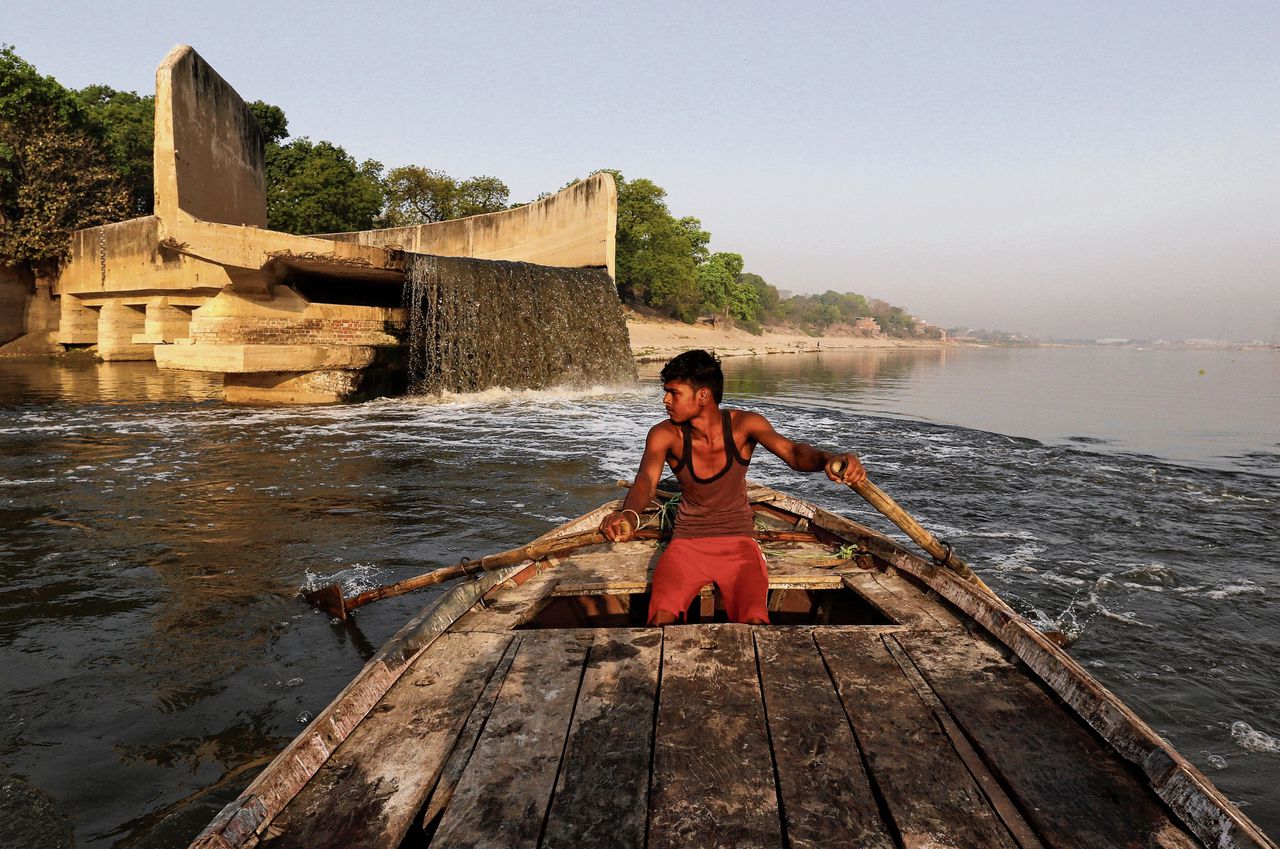Links: Ongezuiverd afvalwater stroomt de Ganges in bij Kanpur. Rechtsboven: Een man wast zich in de Ganges bij Varanasi. Rechtsmidden: Een leerlooierij in Kanpur. Rechtsonder: Meisje met een potje Gangeswater.