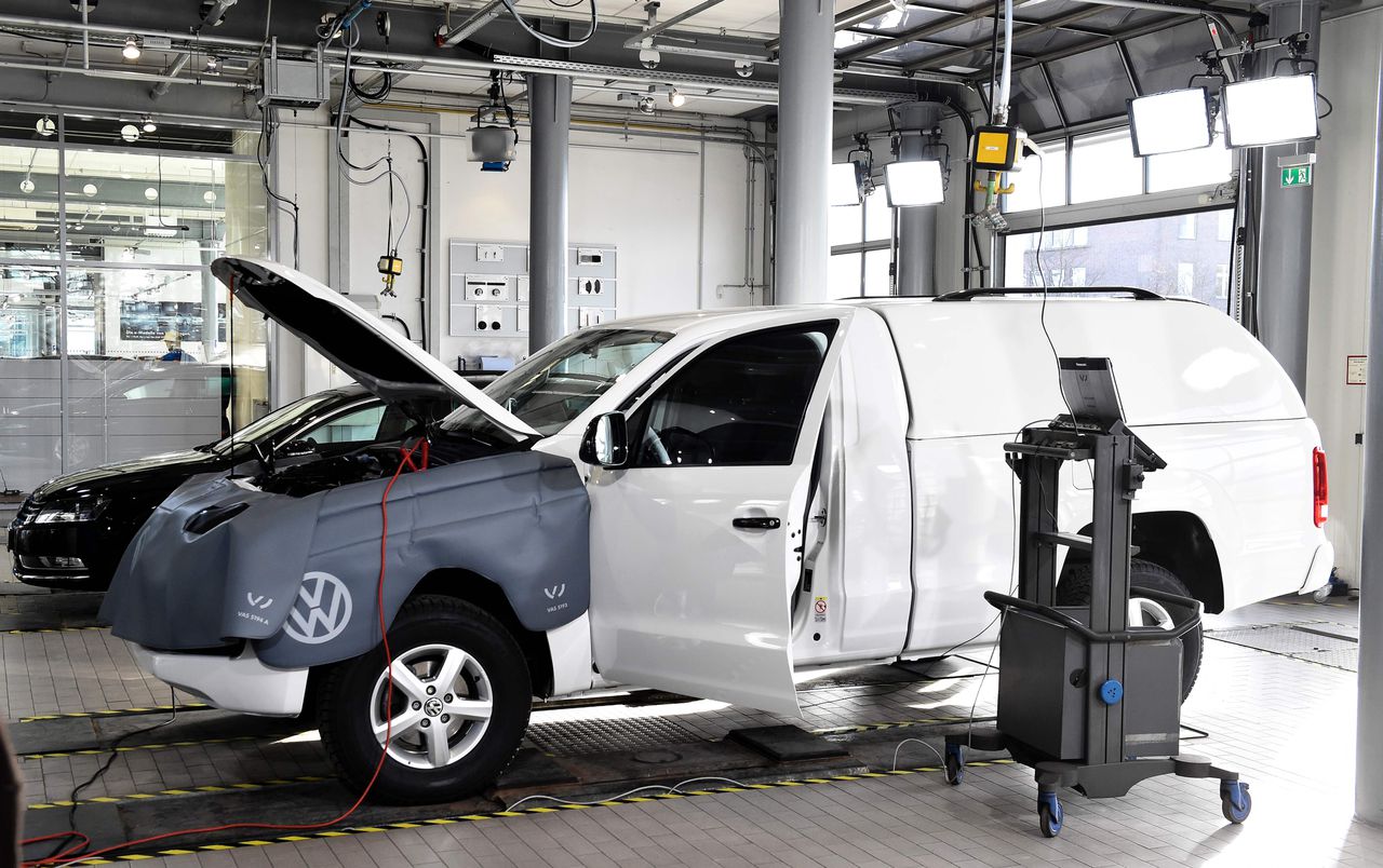 Een Volkswagen Amarok krijgt nieuwe software in een garage in Berlijn.