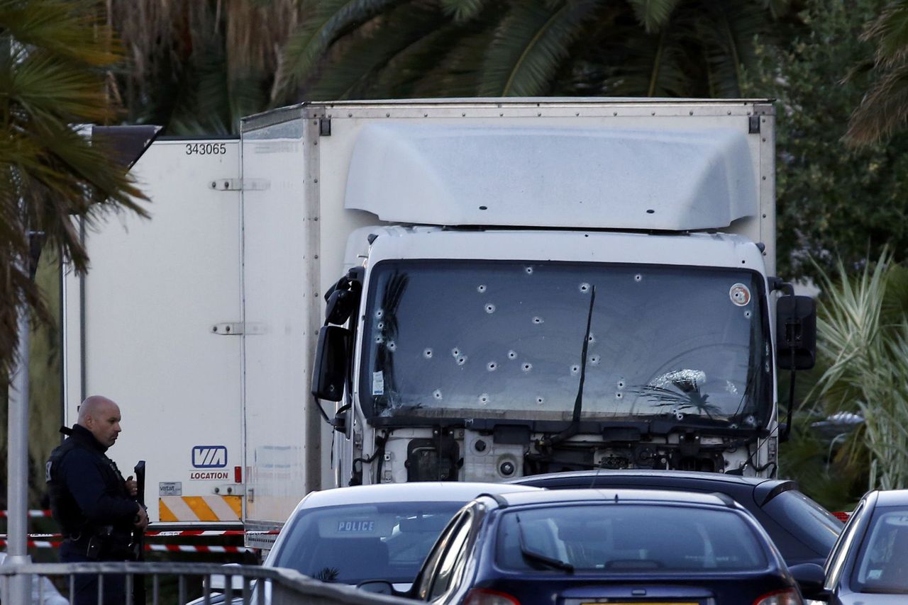 De vrachtwagen die op de mensen inreed op de Promenade des Anglais in Nice.