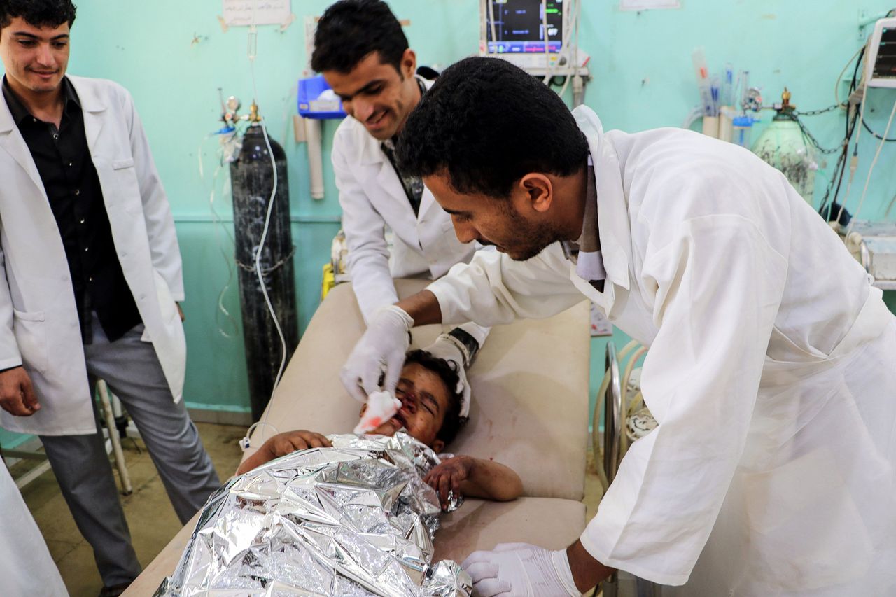 Dokters behandelen een kind na de luchtaanvallen in Jemen.