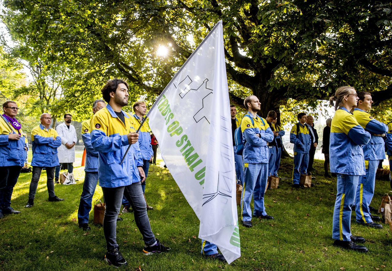 Leden van vakbond FNV tijdens een bijeenkomst in het Koekamp-park in Den Haag. De FNV was al langer voorstander van staal maken met aardgas en waterstof en demonstreerde daar ook regelmatig voor.