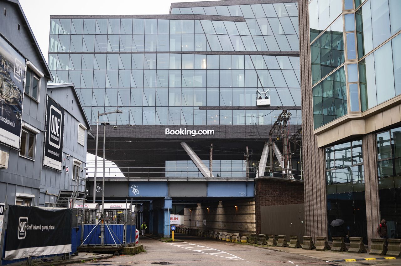 Het nieuwe hoofdkantoor van Booking.com, op het Oosterdok in Amsterdam is klaar en wordt binnenkort in gebruik genomen.