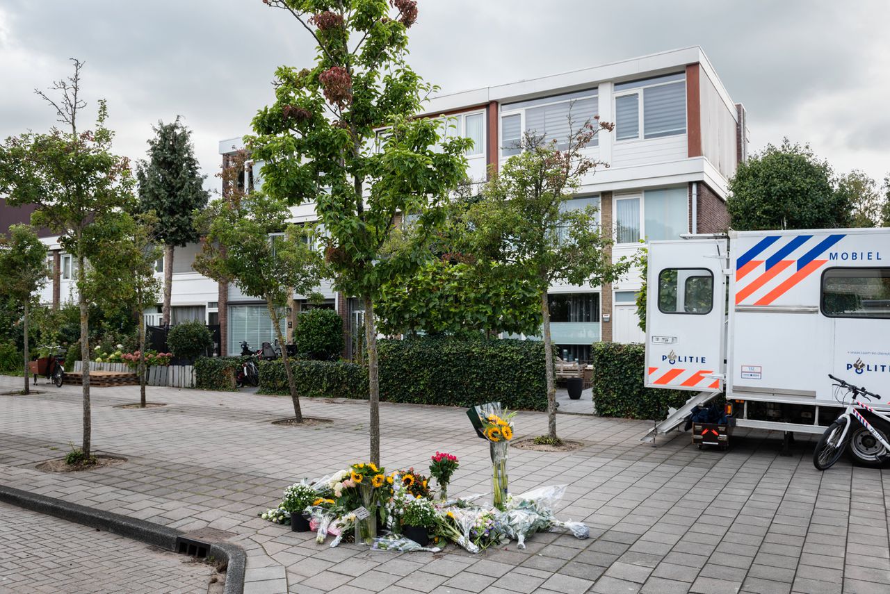 Bloemen bij de woning van de geliquideerde advocaat Derk Wiersum in Amsterdam.