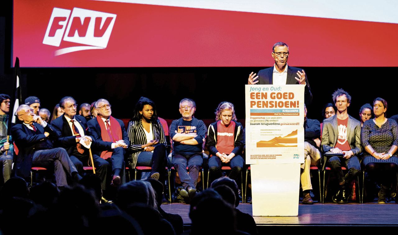FNV-voorzitter Han Busker houdt een toespraak in TivoliVredenburg, in januari. Op zijn spreekgestoelte hangt een oproep om de pensioenen te verhogen.