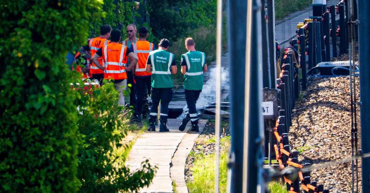 Medewerkers van ProRail bij het spoor. De brand in een kabelgoot naast het spoor in Rotterdam-Zuid heeft grotere gevolgen dan eerder ingeschat.  