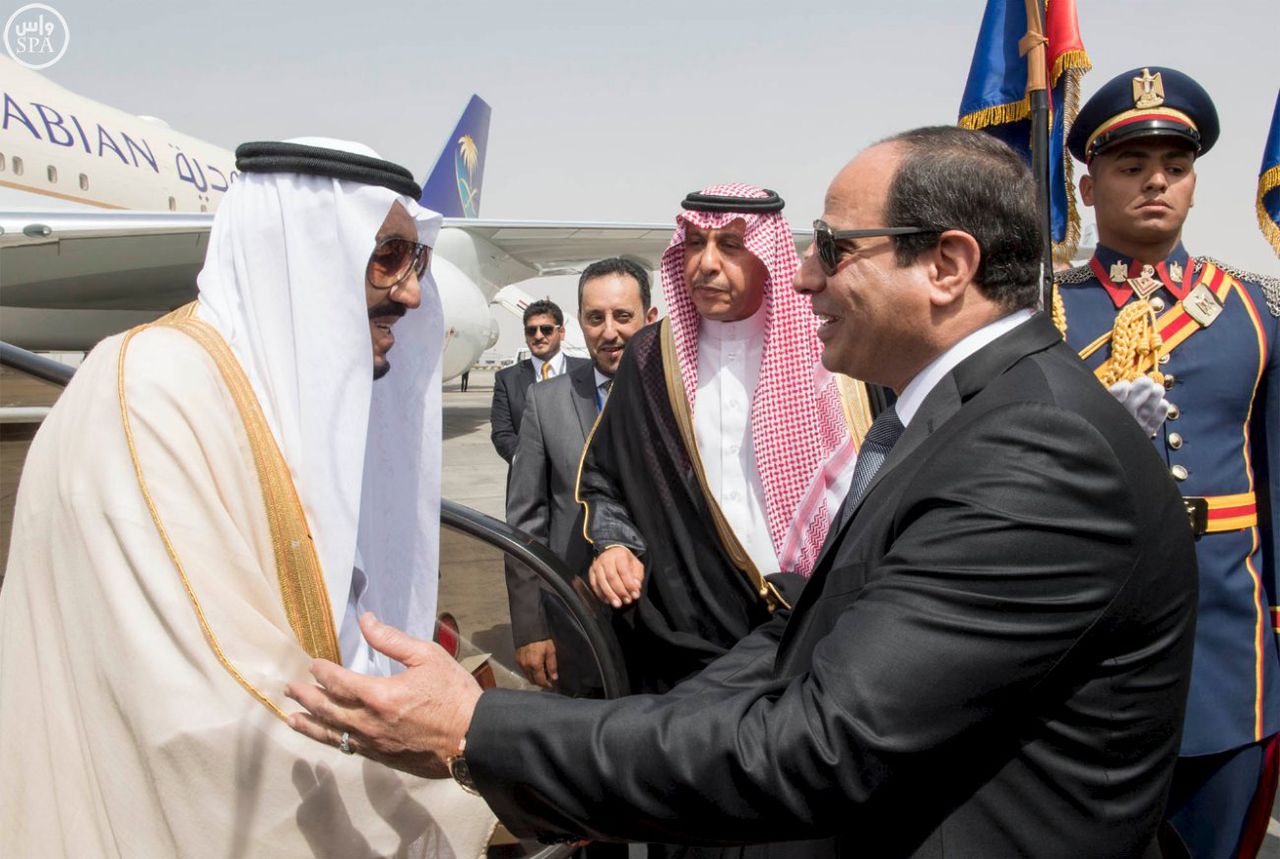 De Egyptische president Sisi ontvangt de Saoedische koning Salman in Kairo.