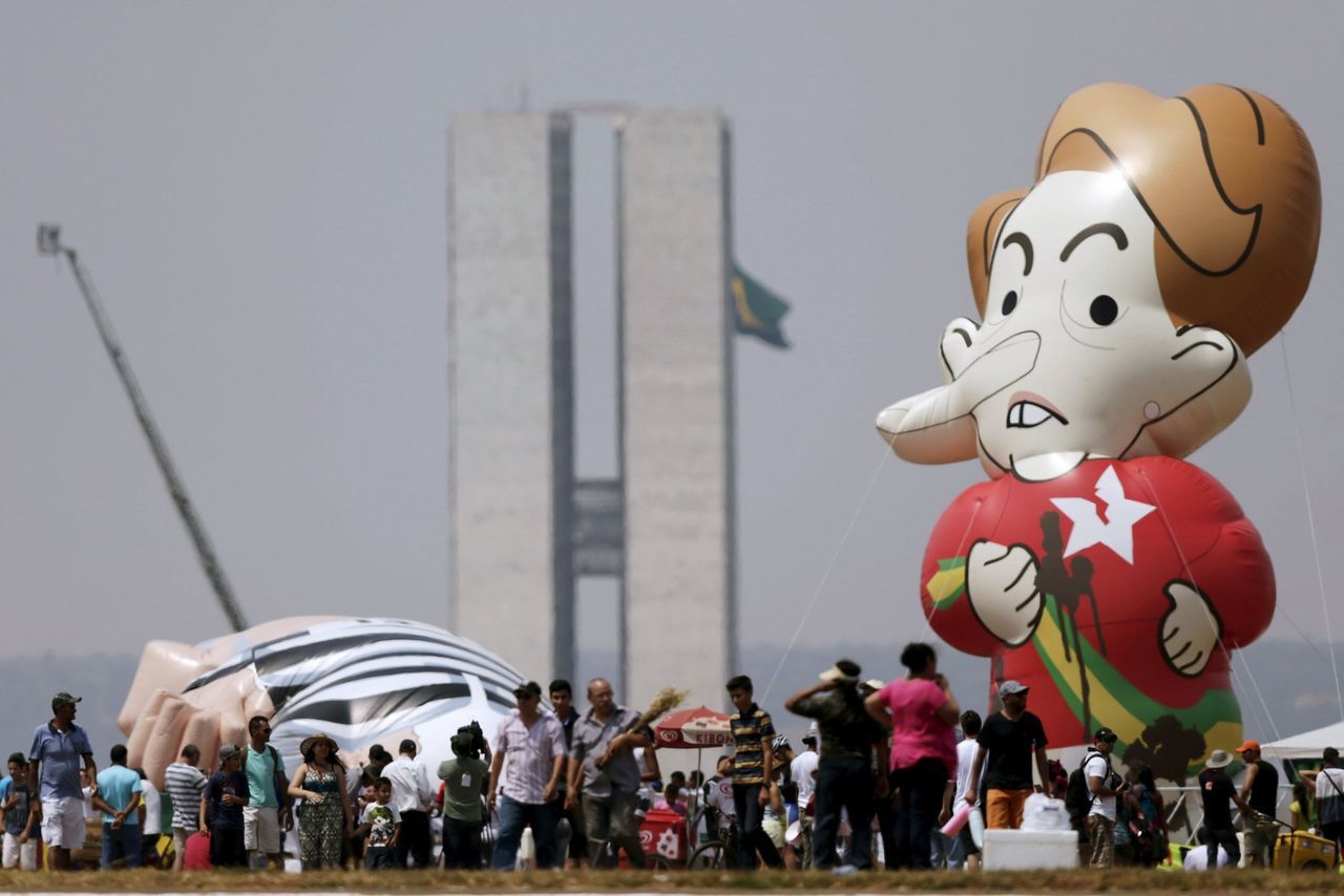 Protesten tegen de bezuinigingen met een opblaaspop van president Rousseff.