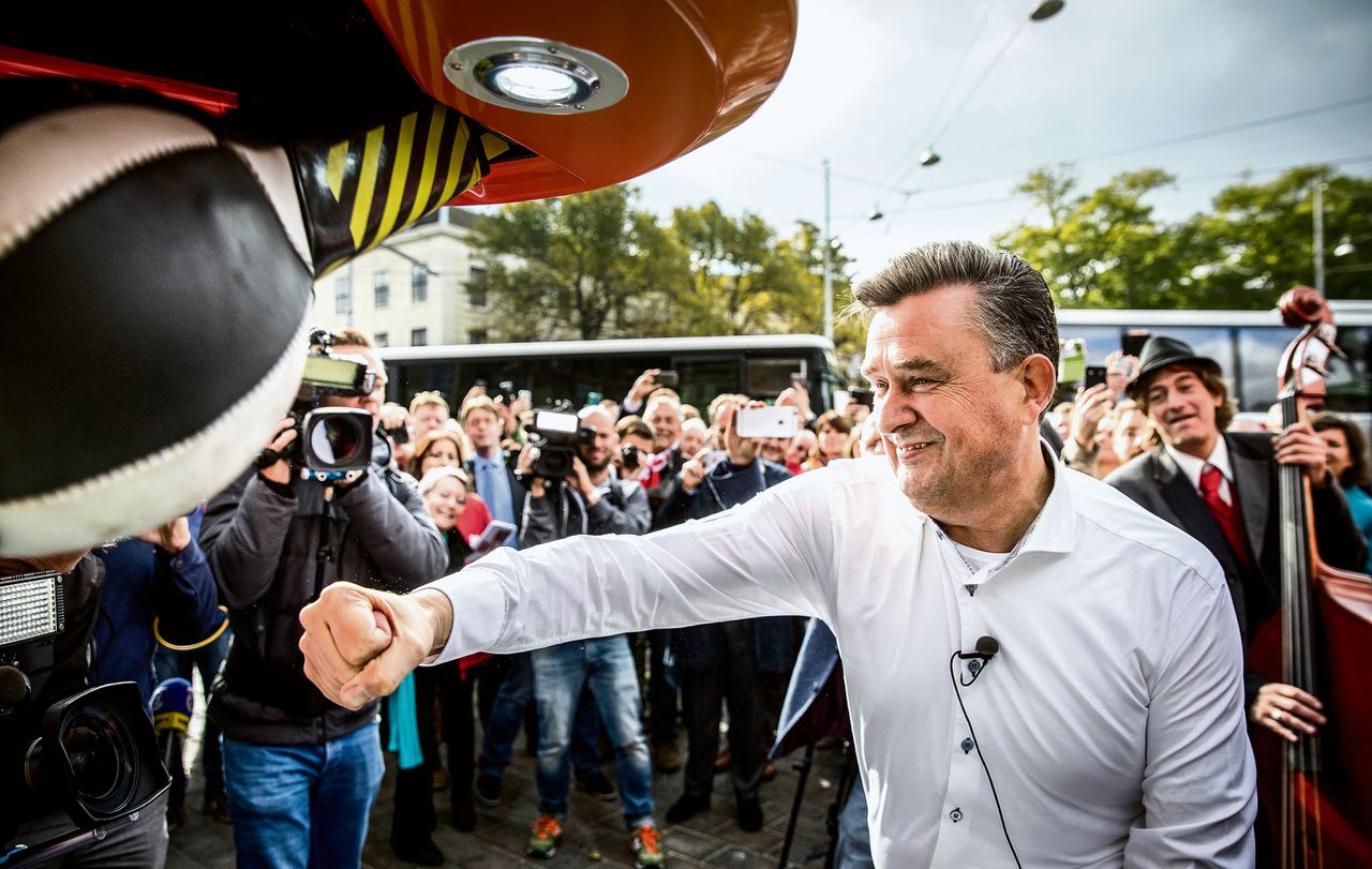 Boven: SP-leider Emile Roemer op campagne in Den Haag. Onder: demonstratie van de SP. Rechts: campagnemokken.