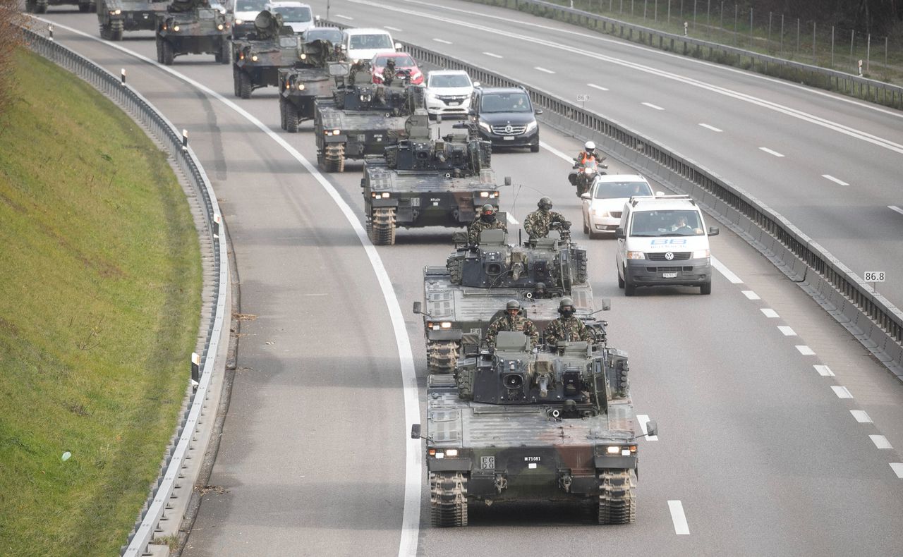 Zwitserland is een neutraal land, maar heeft een sterk leger. Een militaire colonne op een snelweg tijdens een oefening in november vorig jaar.