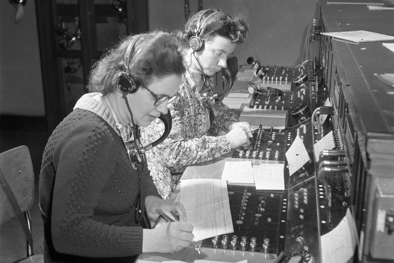 Telefonistes aan het werk in een telefooncentrale, 1945.