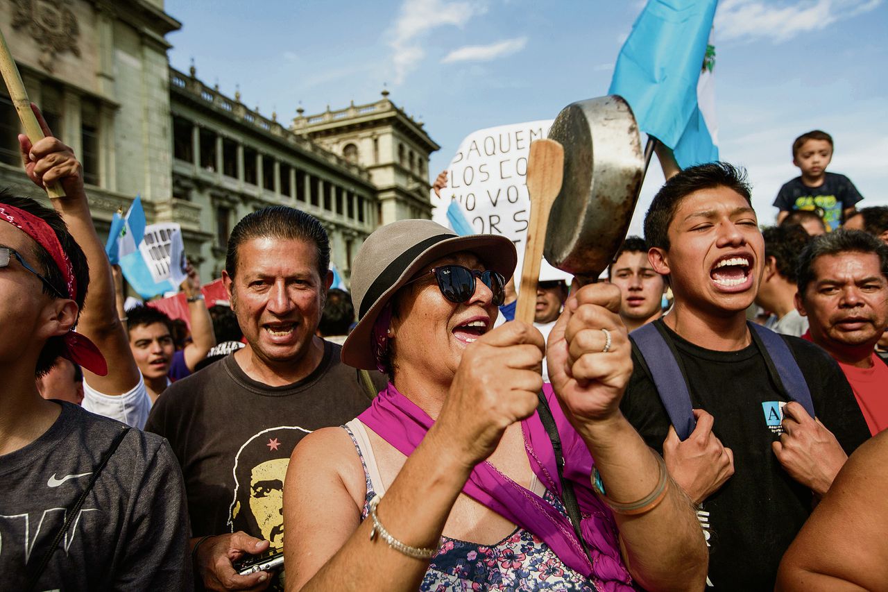 Guatemalteken schreeuwen om het onmiddellijke aftreden van president Otto Pérez Molina. Volgens justitie is hij de spil van een omvangrijk corruptienetwerk.