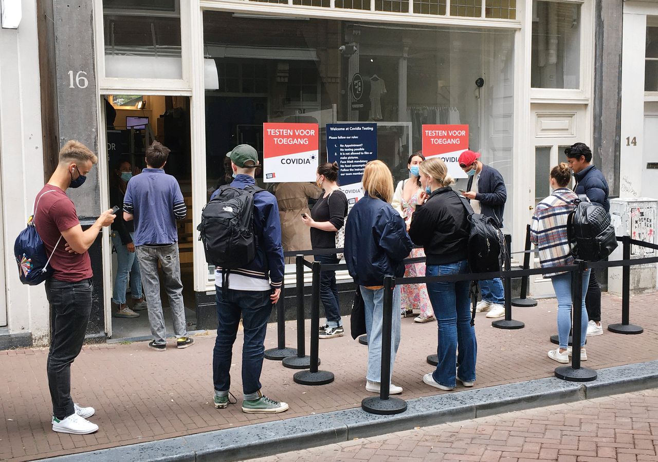 Een rij wachtenden voor een testlocatie in de Huidenstraat in het centrum van Amsterdam.