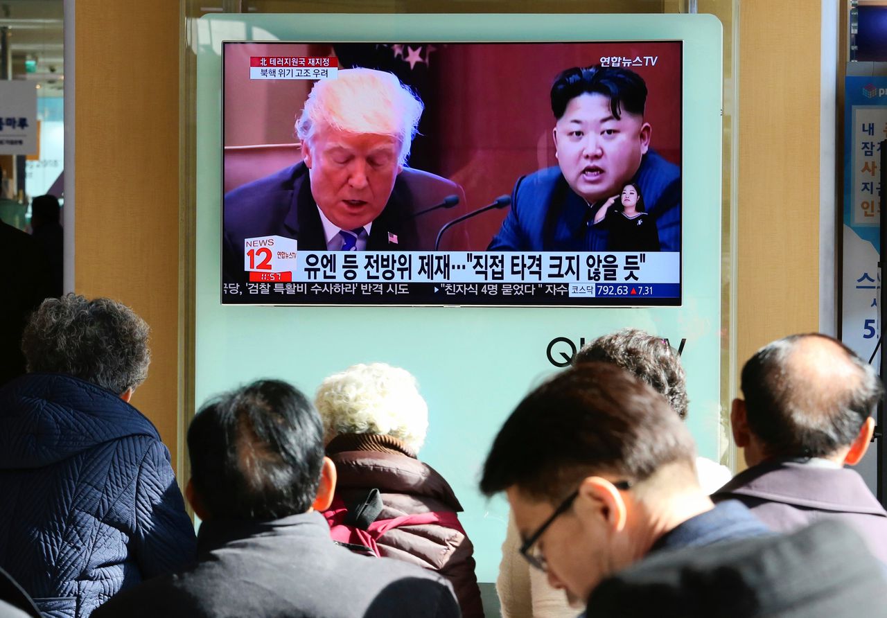 Beelden van de Amerikaanse president Trump en de Noord-Koreaanse leider Kim Jong-un op een scherm in Seoul, Zuid-Korea.