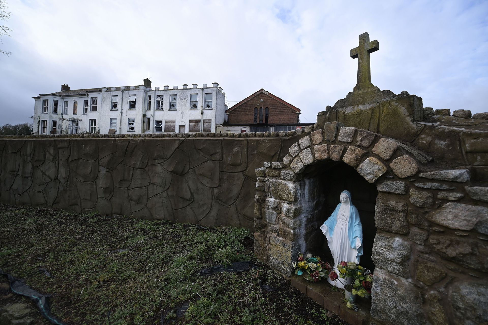 In dit grimmige kerstverhaal zit een meisje opgesloten in een ijskoud