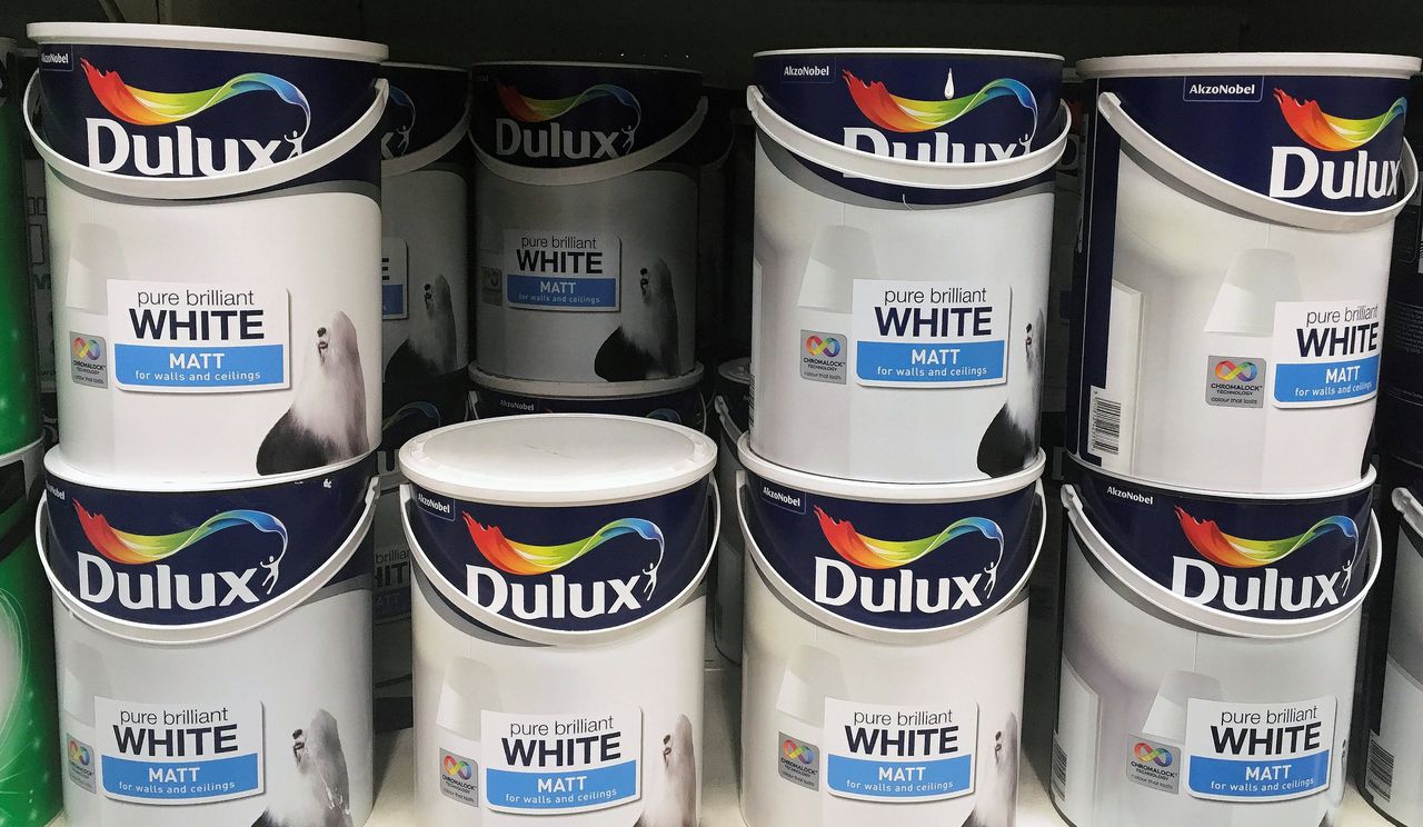 Dulux is een merk van het Nederlandse verfconcern AkzoNobel, dat een ongewenst overnamebod kreeg van het Amerikaanse bedrijf PPG.