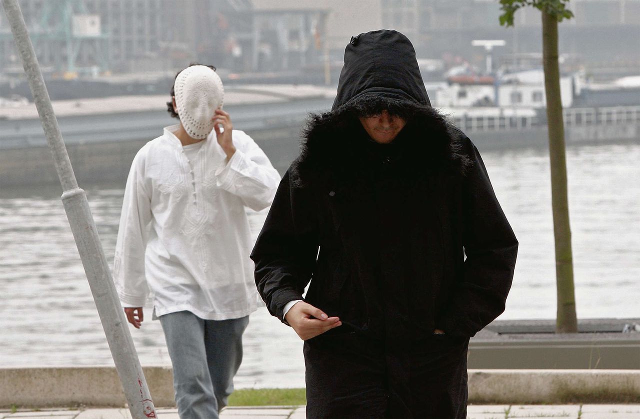 Samir A. (rechts), lid van de van terreur verdachte Hofstadgroep, in Rotterdam tijdens een pauze van de rechtszaak tegen de Hofstadgroep, 2005.