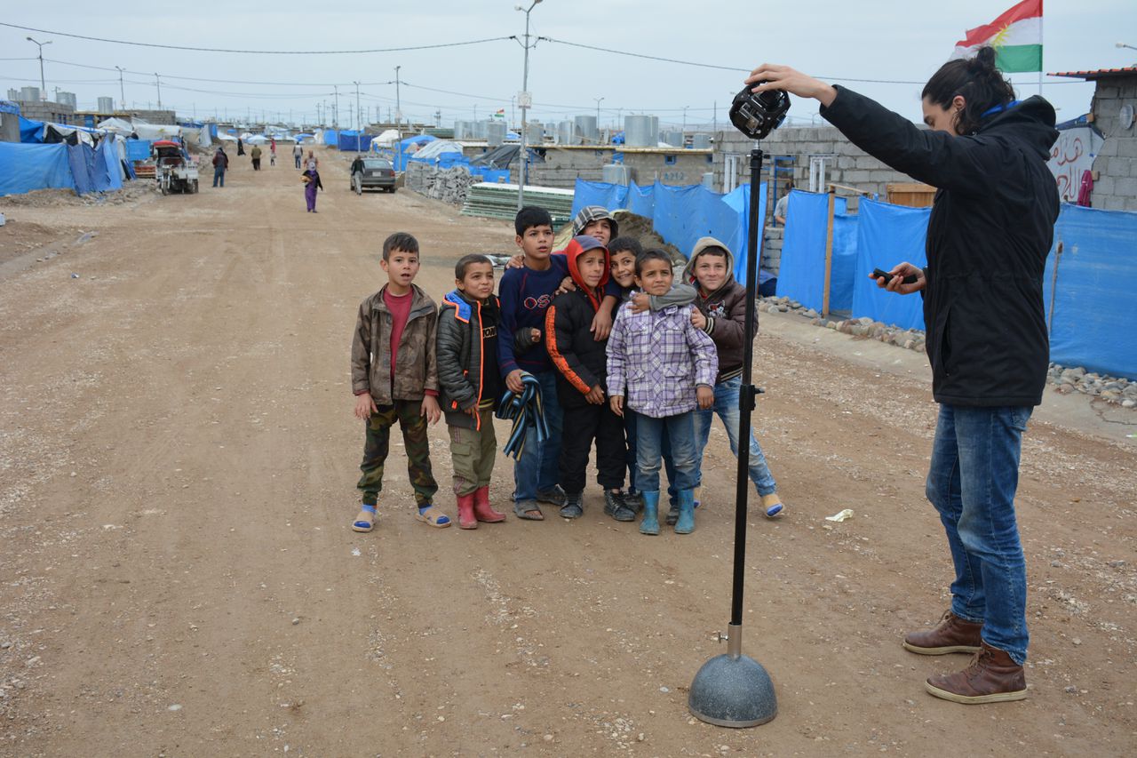 Tan en Van Apeldoorn maken een 360-graden-video in een vluchtelingenkamp in het noorden van Irak.
