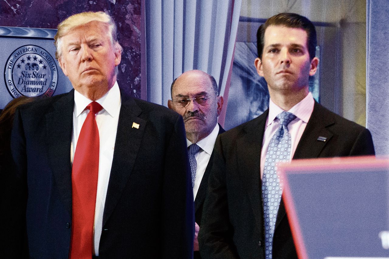 Allen Weisselberg (midden) in 2017 in de Trump Tower in New York, met links toenmalig president Donald Trump en rechts diens zoon Donald Trump Jr.
