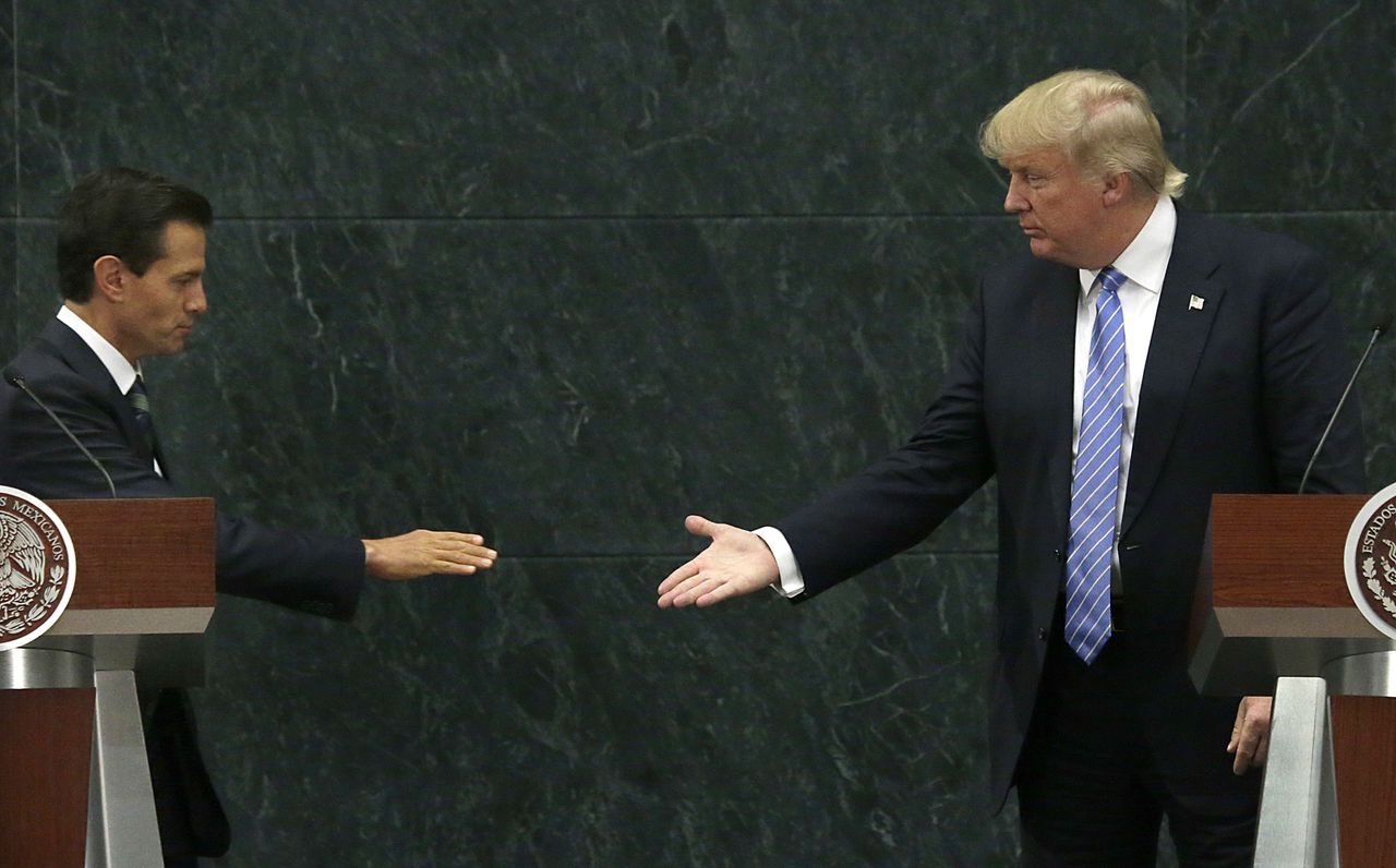 Trump bespreekt bouw grensmuur met president mexico nrc
