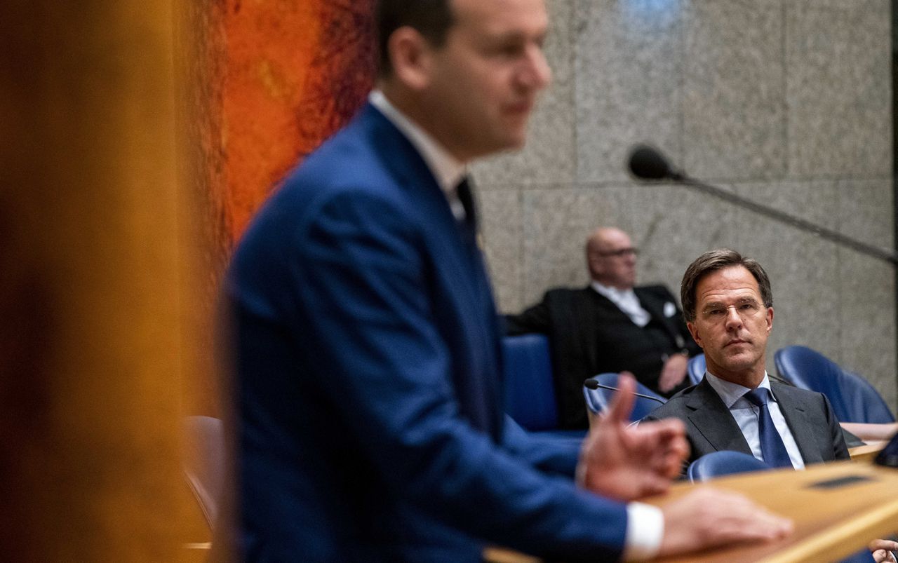 Premier Mark Rutte en PvdA-leider Lodewijk Asscher in debat. Foto Jerry Lampen/ANP