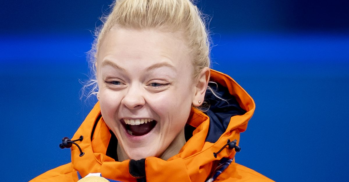 Jorrit Bergsma en Xandra Velzeboer vlaggendragers sluitingsceremonie