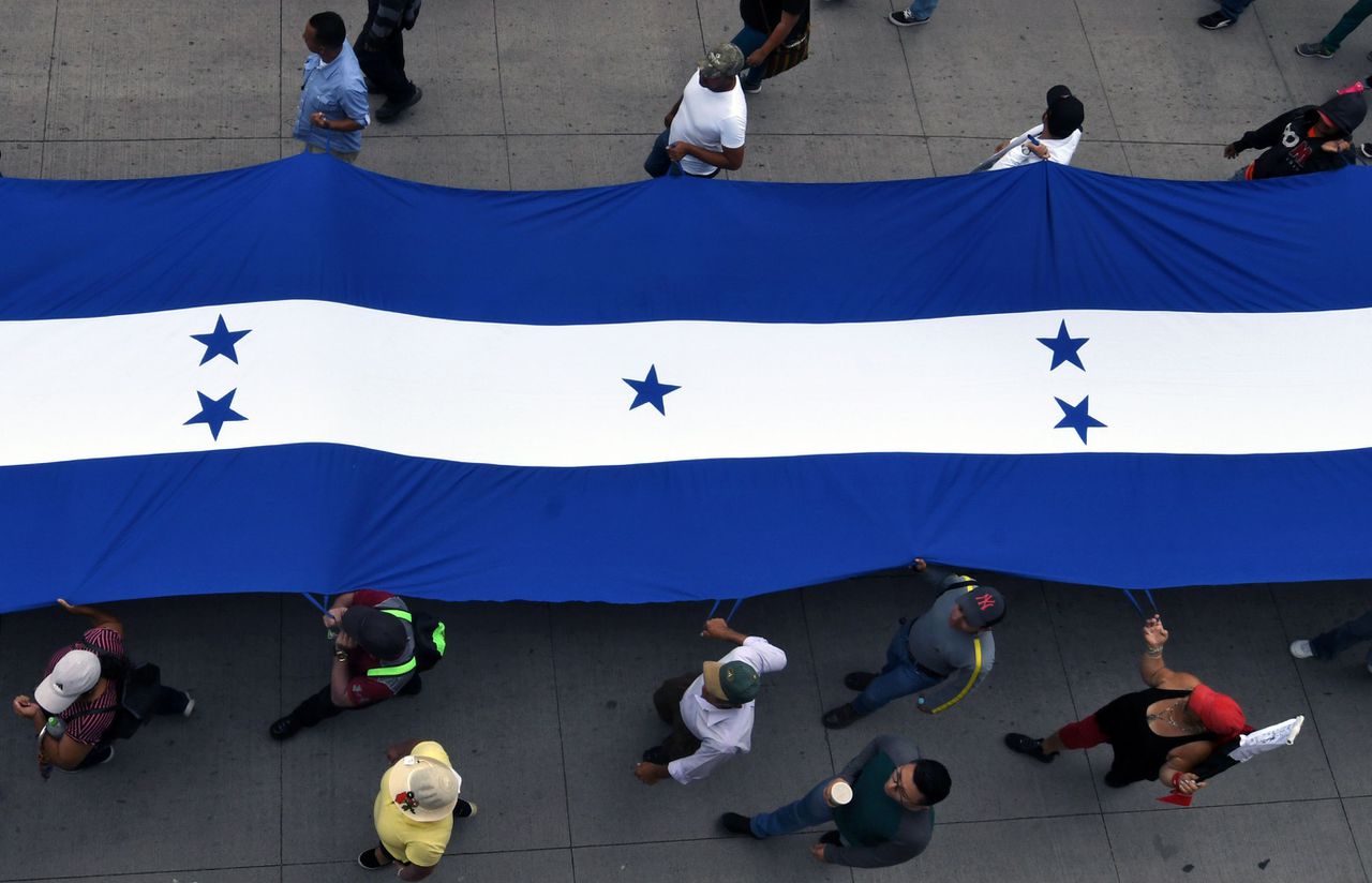 Hondurese vlag tijdens een straatdemonstratie.