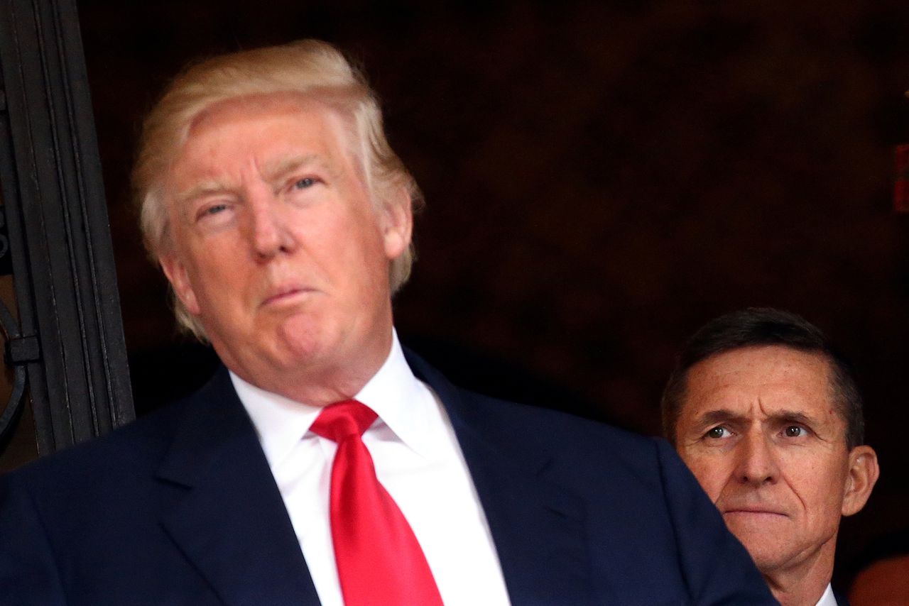 Michael Flynn kijkt naar president Trump tijdens een persbijeenkomst in Mar-A-Lago in december 2016