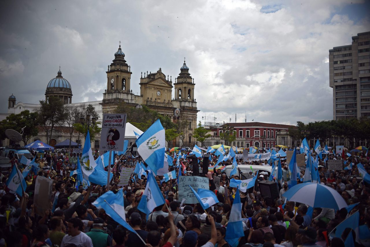 Zaterdag verzamelden zich ongeveer 2.000 mensen in het centrum van hoofdstad Guatemala-stad om de aanklagers te steunen in de strijd tegen corruptie.