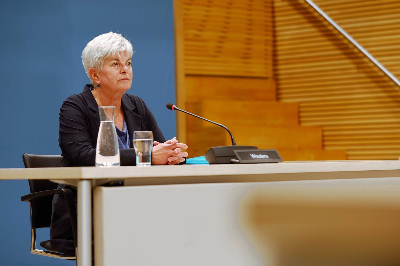 Anita Wouters in de Enquêtezaal van de Tweede Kamer tijdens een openbaar verhoor van de parlementaire enquêtecommissie aardgaswinning Groningen.
