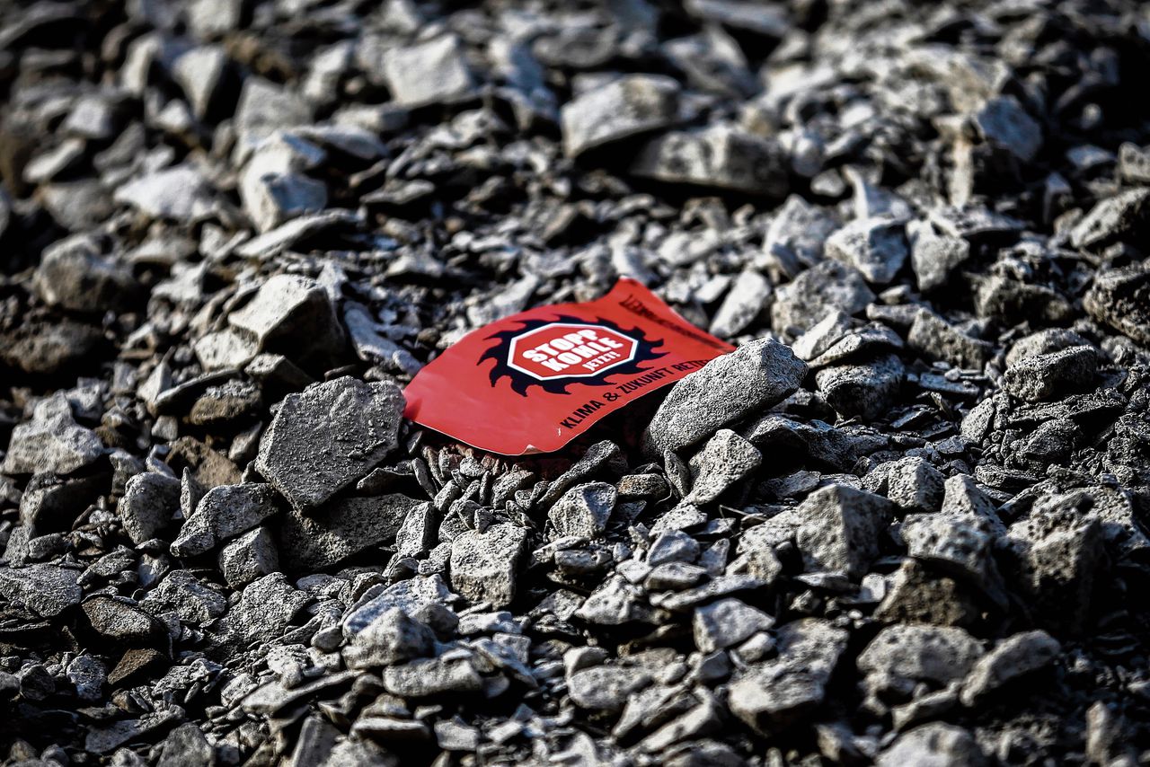 Een sticker met ‘Stop kolen nu!’ op kolen, in Duitsland. Foto Thomas Banneyer/EPA