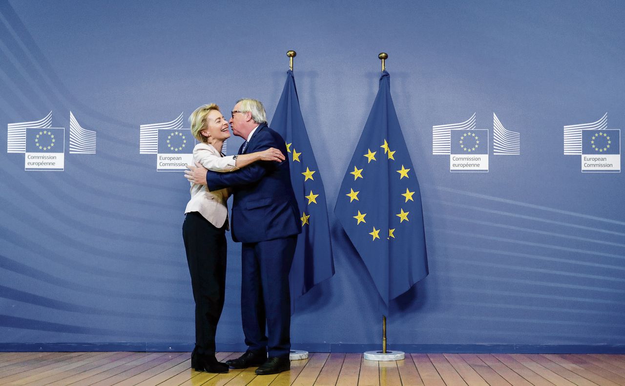 Ursula von der Leyen, kandidaat-voorzitter van de Europese Commissie, debatteerde afgelopen dagen met alle Europese fracties. Op de foto wordt ze begroet door aftredend voorzitter Juncker.