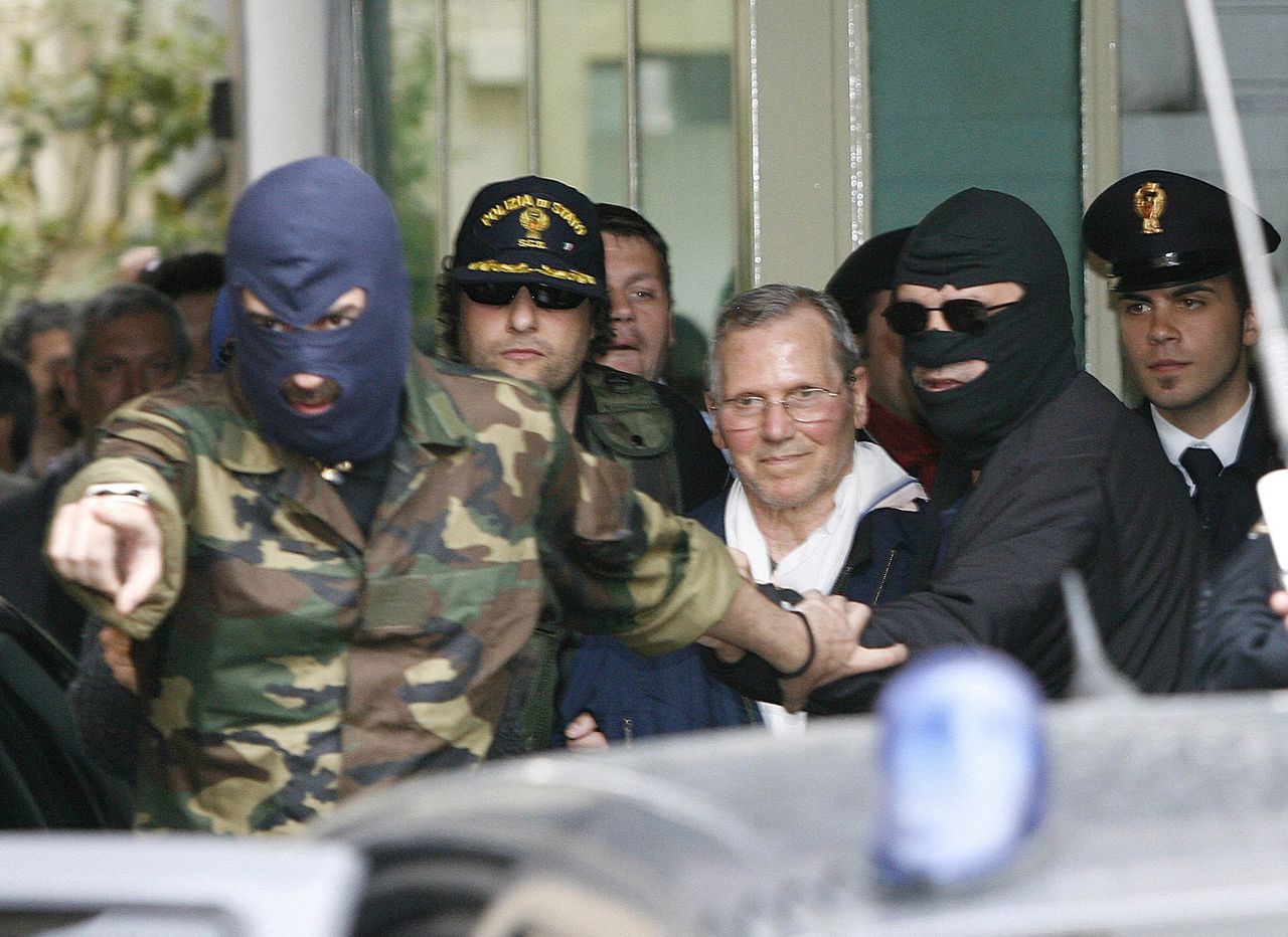 Maffiabaas Bernardo Provenzano, met de witte sjaal, wordt naar het politiebureau gebracht (2006).